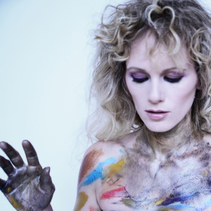 收听Iva的Immense Tenderness歌词歌曲