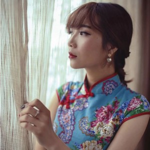 Listen to 想 (伴奏) song with lyrics from 劳晓玲
