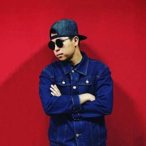 Dengarkan lagu Танцуй nyanyian Screamteen dengan lirik