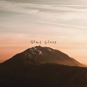 收聽Hazue的Stay Close歌詞歌曲
