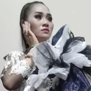 Dengarkan lagu Di Grayang Laka nyanyian Susy Arzetty dengan lirik