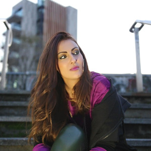 Dengarkan lagu Travel the World nyanyian Paola Pierri dengan lirik