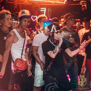 收聽Tiểu Sơn的PROUD (Explicit)歌詞歌曲