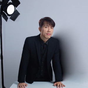 Listen to 亲密好友 feat. 陈伟成 (剧场版) song with lyrics from 黄信斌