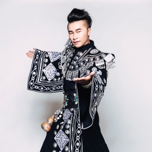 Dengarkan lagu 二姐 (完整版) nyanyian 梁爱科 dengan lirik