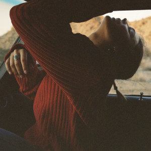 ดาวน์โหลดและฟังเพลง Give A Little พร้อมเนื้อเพลงจาก Maggie Rogers