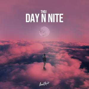 ดาวน์โหลดและฟังเพลง Day n Nite พร้อมเนื้อเพลงจาก Thoj