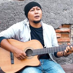 Dengarkan lagu Merah Putih nyanyian Eko Sukarno dengan lirik