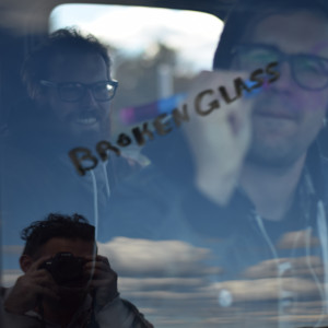 ดาวน์โหลดและฟังเพลง Walking on Broken Glass พร้อมเนื้อเพลงจาก Mutts