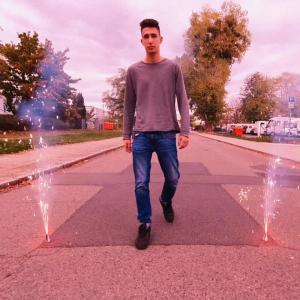 ดาวน์โหลดและฟังเพลง Friendzone พร้อมเนื้อเพลงจาก Adlersson