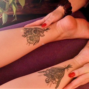 WhispersRed ASMR的專輯Tattoo Colouring Body Paint