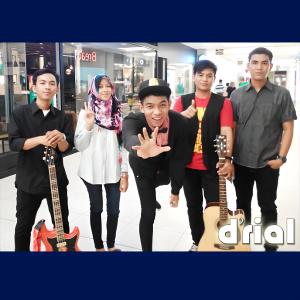 Listen to Dengarkanlah song with lyrics from D'Rial
