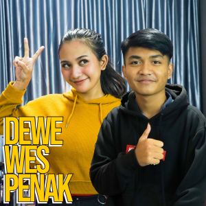 Dengarkan Dewe Wes Penak lagu dari Aura Paramitha dengan lirik