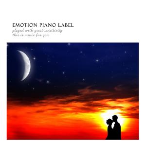 Dengarkan lagu Kiss you under the moonlight nyanyian 방수현 dengan lirik