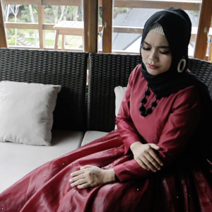 Dengarkan Jujur lagu dari Sri Fayola dengan lirik