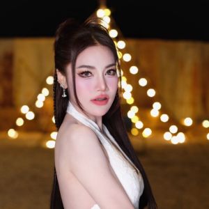 ดาวน์โหลดและฟังเพลง ปีใหม่ แฟนใหม่ได้บ่ พร้อมเนื้อเพลงจาก บิ๋ว พรประภา