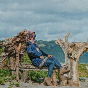 Listen to Untuk Bahagia song with lyrics from Sabrina Firda Firda Firda Firda