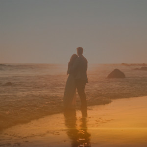 收聽J. Lorenzo的Warm Hug歌詞歌曲