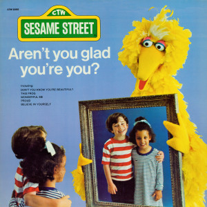 ดาวน์โหลดและฟังเพลง Me / Yo พร้อมเนื้อเพลงจาก Sesame Street's Gordon
