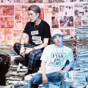 Dengarkan Jue Bu Di Tou (feat. Li Luo Xiang) lagu dari 嘎嘎 dengan lirik