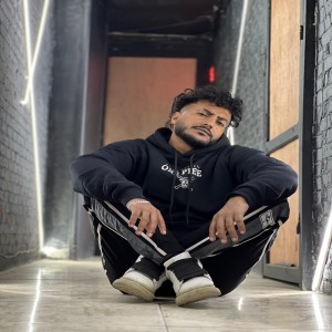 Listen to البت بوسي فكراني روسي song with lyrics from Ahmed El Dogary
