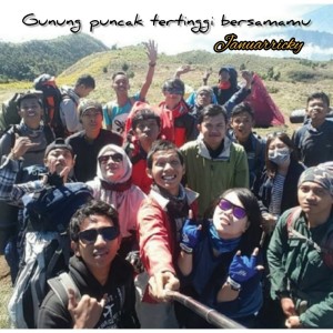 Listen to Gunung Puncak Tertinggi Bersamamu song with lyrics from Januarricky