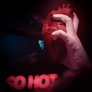 收听CKAVT的So hot歌词歌曲
