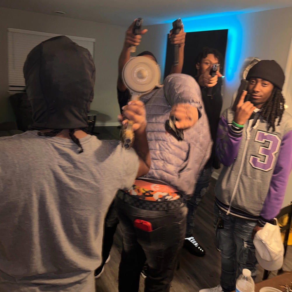 No Holster (feat. Ziplokk Baggz, YPNLilVeezie, YPN Stain & YPN Benji) (Explicit)