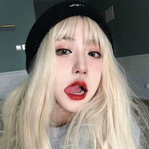 Dengarkan lagu 红色高跟鞋 nyanyian 廖庆林 dengan lirik