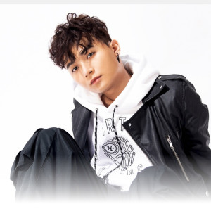 Dengarkan lagu Chuyện Anh Sinh Viên nyanyian HuyR dengan lirik