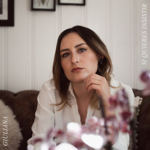 Listen to Si Quieres Insistir song with lyrics from Giuliana
