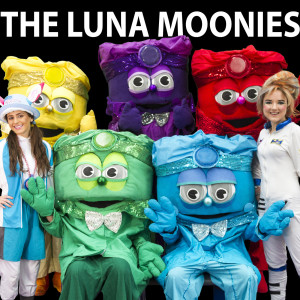 ดาวน์โหลดและฟังเพลง Dancing Around the Christmas Tree พร้อมเนื้อเพลงจาก The Luna Moonies