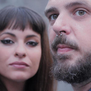 收聽La Retahila的Sangre de clavel (feat. Andreas Lutz) (Explicit)歌詞歌曲
