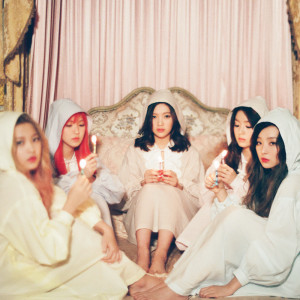 Dengarkan lagu One Of These Nights (Joe Millionaire Ver.) nyanyian Red Velvet dengan lirik
