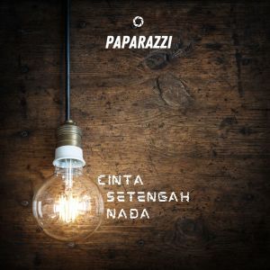 Listen to Cinta Setengah Nada song with lyrics from Paparazzi.