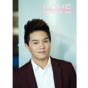 ดาวน์โหลดและฟังเพลง สัมผัส พร้อมเนื้อเพลงจาก ก้อง ก้องเกียรติ