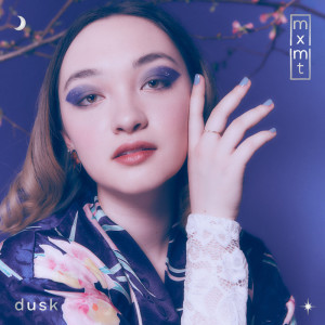 Dengarkan lagu wallflower nyanyian mxmtoon dengan lirik
