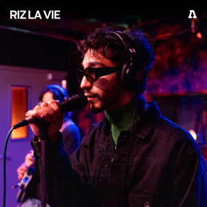 Dengarkan Audi (Audiotree Live version) lagu dari Riz La Vie dengan lirik
