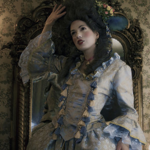 Dengarkan lagu In Love With a Ghost nyanyian Celile Güzelce dengan lirik