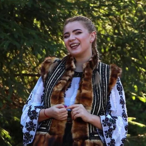 Listen to Port Sânge Bucovinean song with lyrics from Laura Erhan