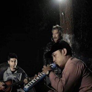 Listen to Aku Tak Mampu song with lyrics from Zozi Sugito