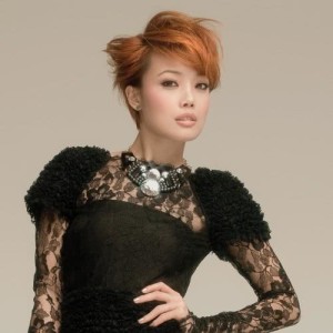 Listen to Ling Yan Xiang Kan (伴奏) song with lyrics from Joey Yung (容祖儿)