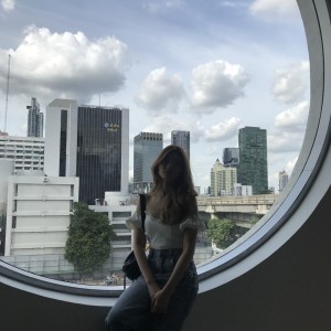 收听Qler的กอด歌词歌曲