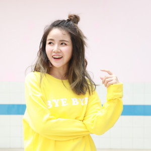 Dengarkan lagu 你我的手同一个口袋 nyanyian 陈珂冰 dengan lirik