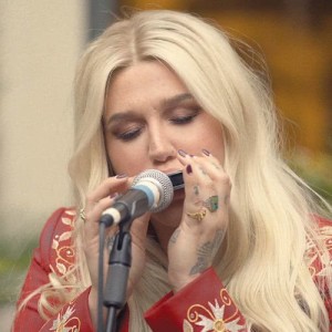 ดาวน์โหลดและฟังเพลง Here Comes The Change (Live Acoustic) พร้อมเนื้อเพลงจาก Kesha