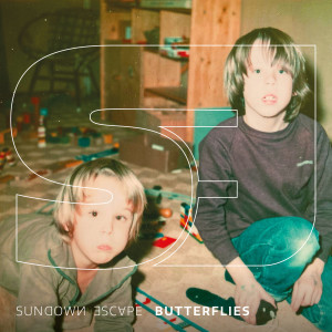 Dengarkan Butterflies lagu dari Sundown Escape dengan lirik