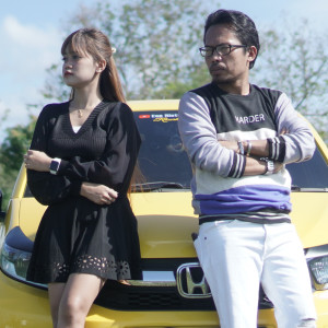 ดาวน์โหลดและฟังเพลง Emas Hantaran พร้อมเนื้อเพลงจาก Esa Risty