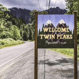 Dengarkan lagu Twin Peaks nyanyian The Starshine Orchestra & Singers dengan lirik