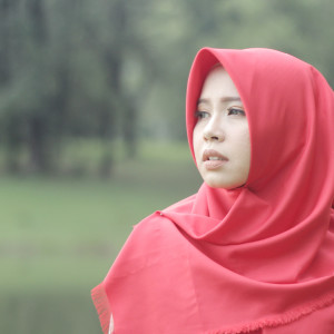 Listen to Jangan Kau Sakiti Hatinya song with lyrics from Vanny Vabiola