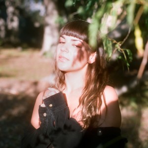 收听Ayelle的All I Want歌词歌曲